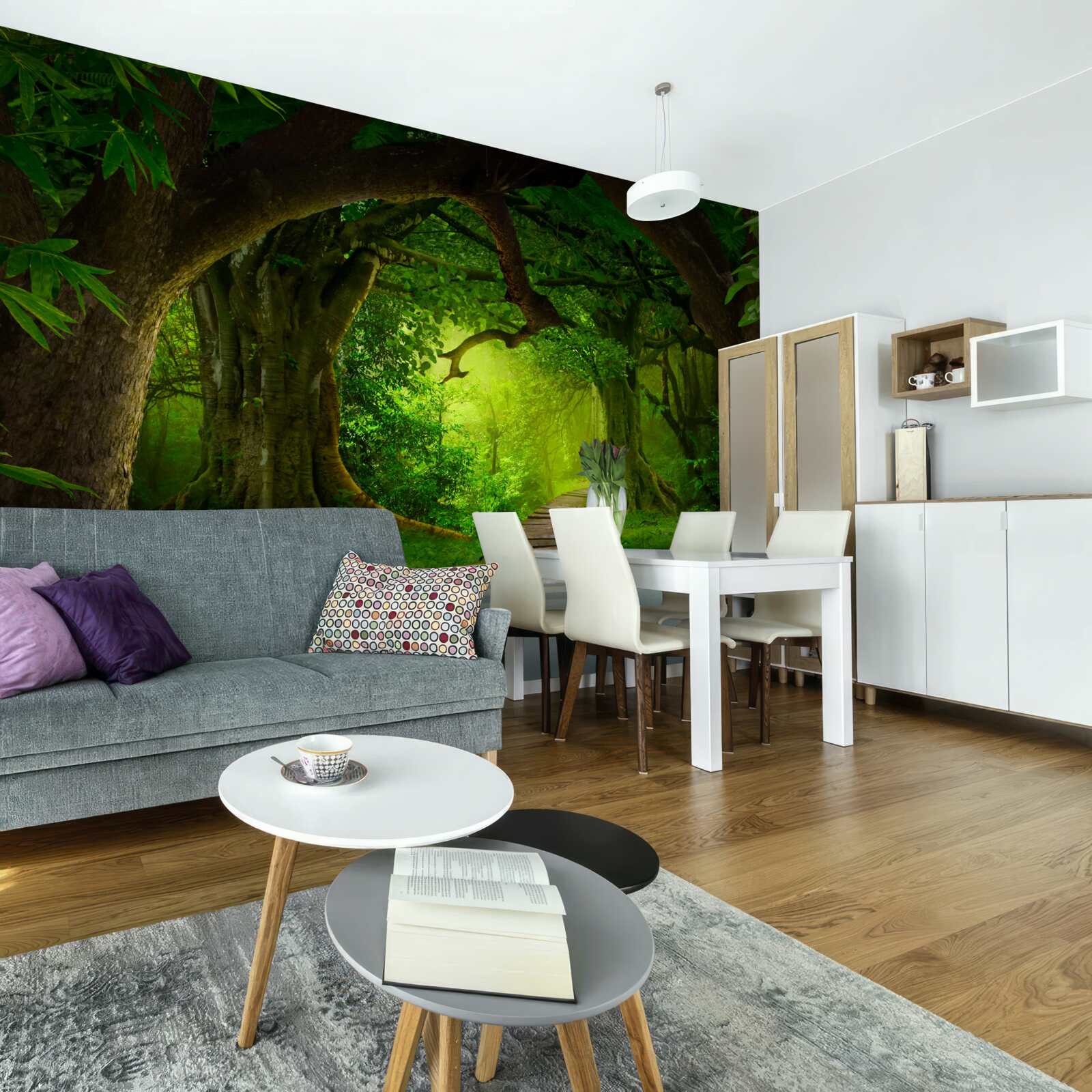 Fotobehang duidelijk pad tussen eeuwenoude bosbomen