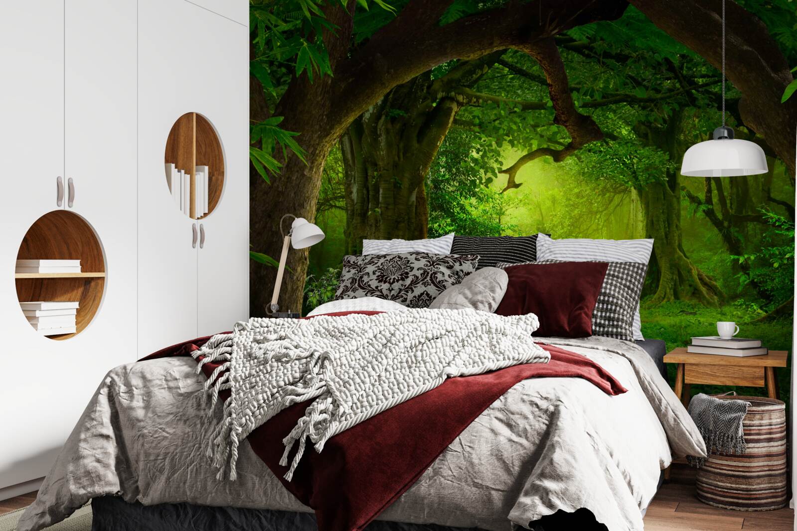 Fotobehang duidelijk pad tussen eeuwenoude bosbomen