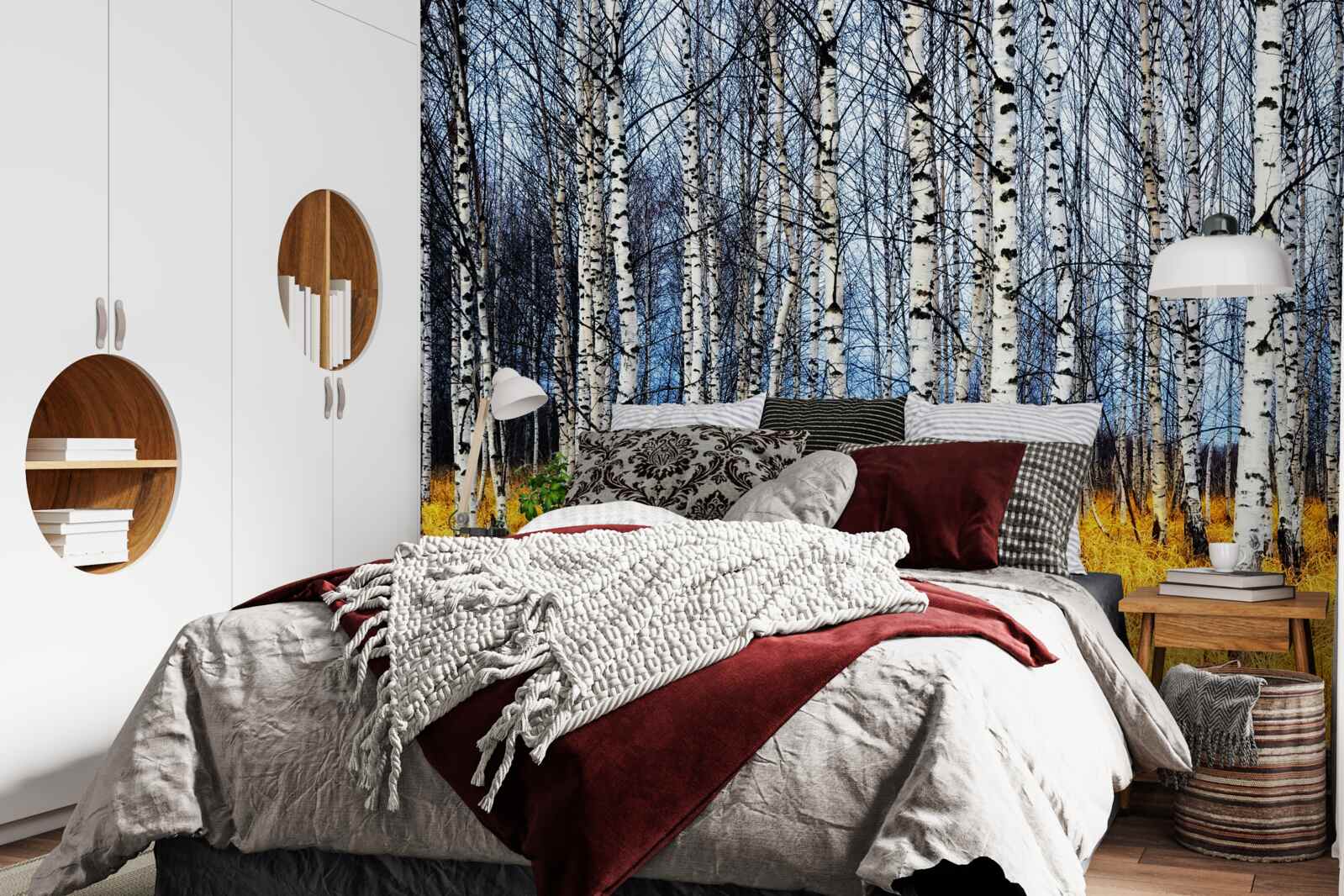 Fotobehang gevallen berkenbladeren op een achtergrond van vergelend bosgras