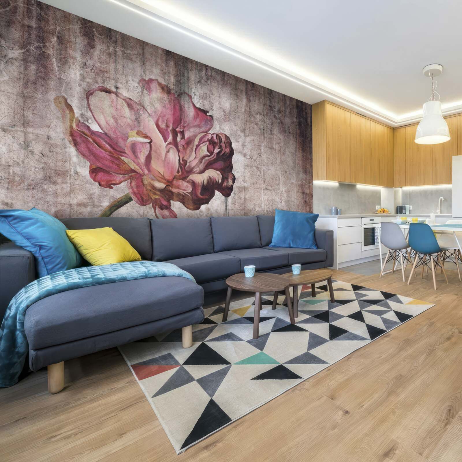 Fotobehang een eenzame scharlaken bloem in een stortbui