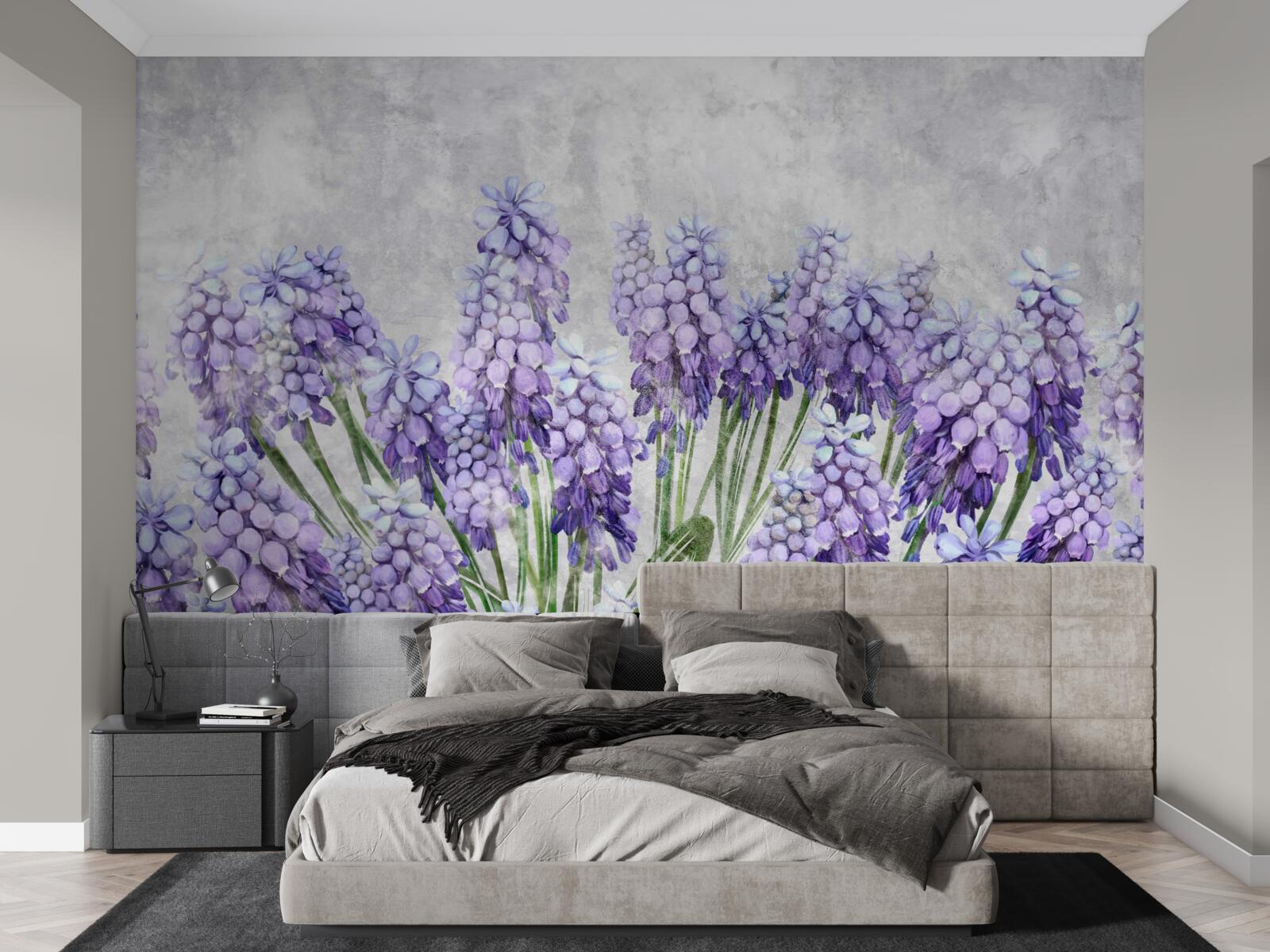 Fotobehang Een weide met prachtige paarse bloemen