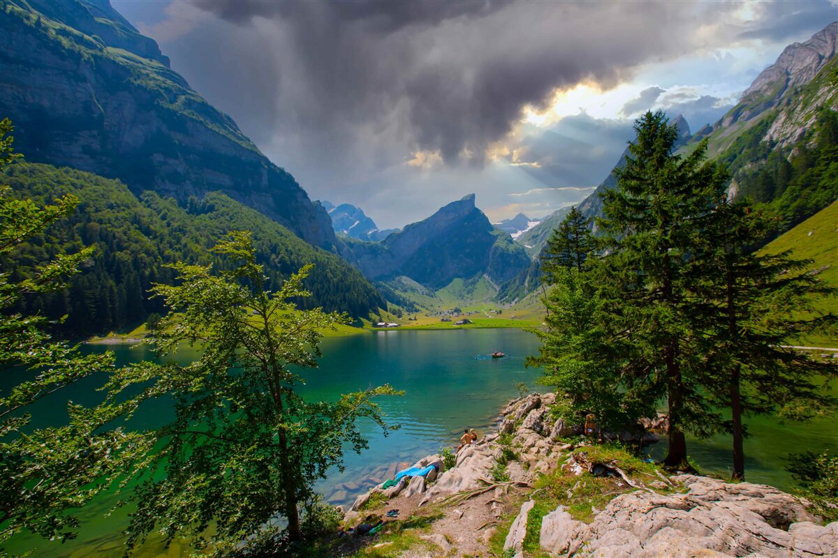 Fotobehang bergmeer binnenkort bedekt met regenwolken