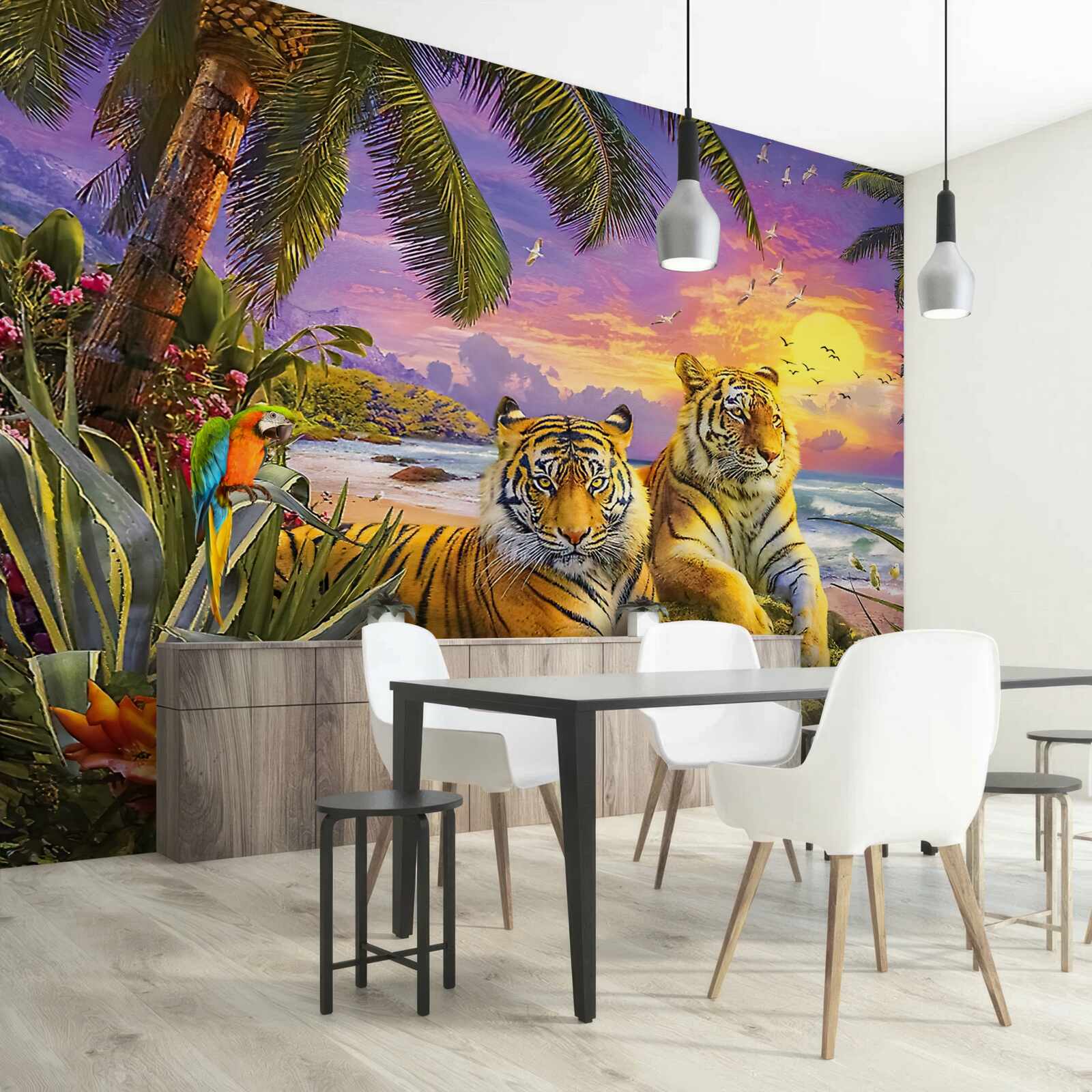 Fotobehang twee tijgers tegen een tropische hemel in de schemering