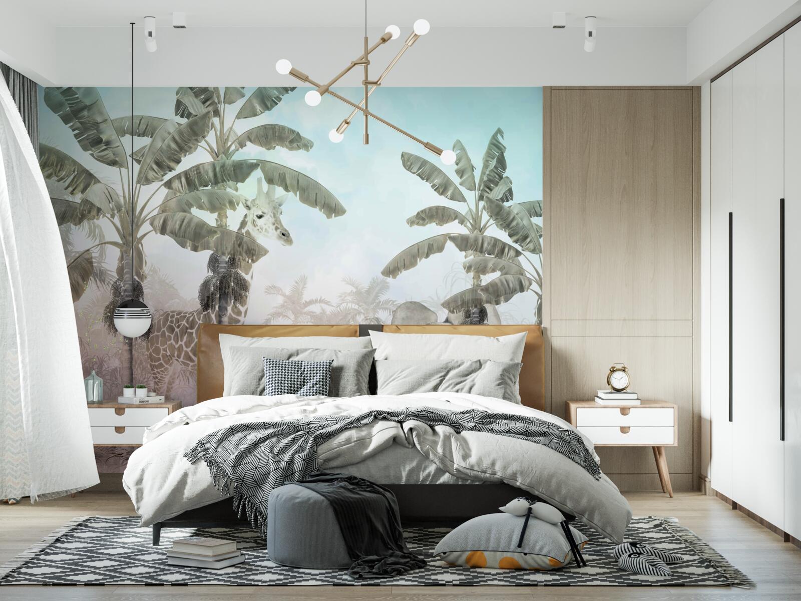 Fotobehang grote palmen met brede bladeren en verschillende dieren