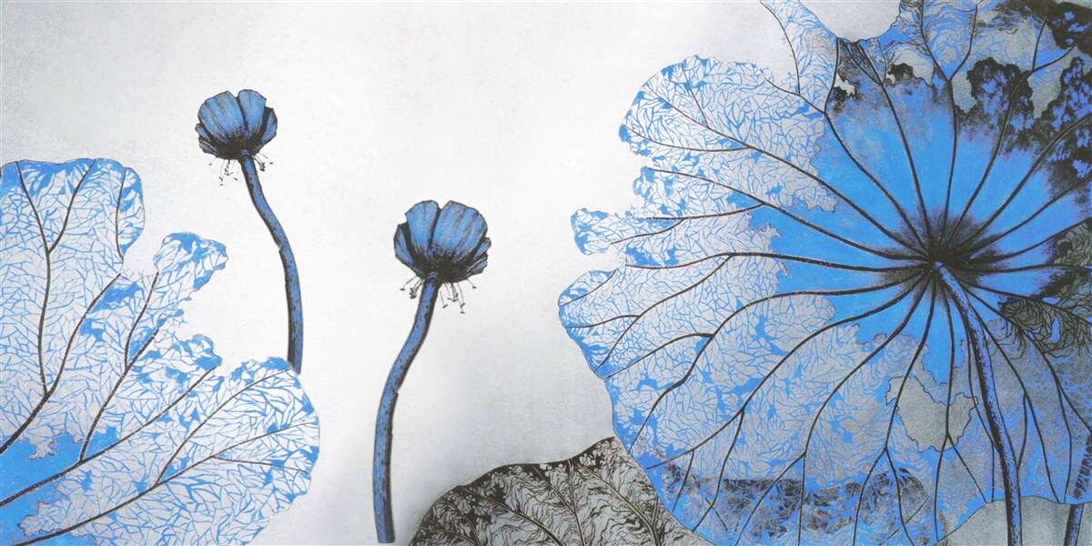 Fotobehang mistige klaprozen met blauwe knoppen