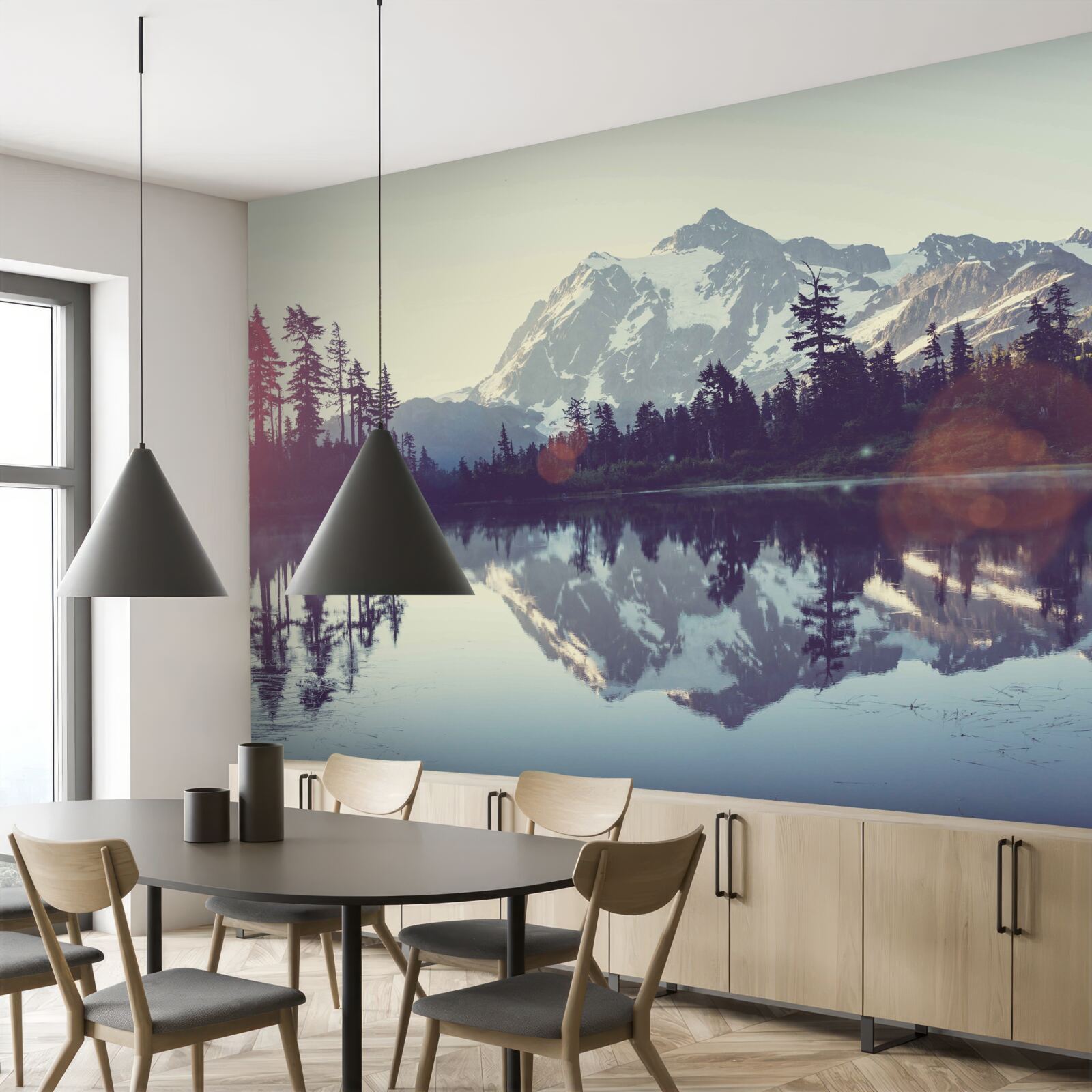 Fotobehang adembenemend uitzicht op bergen en bossen weerspiegeld in kristalhelder water