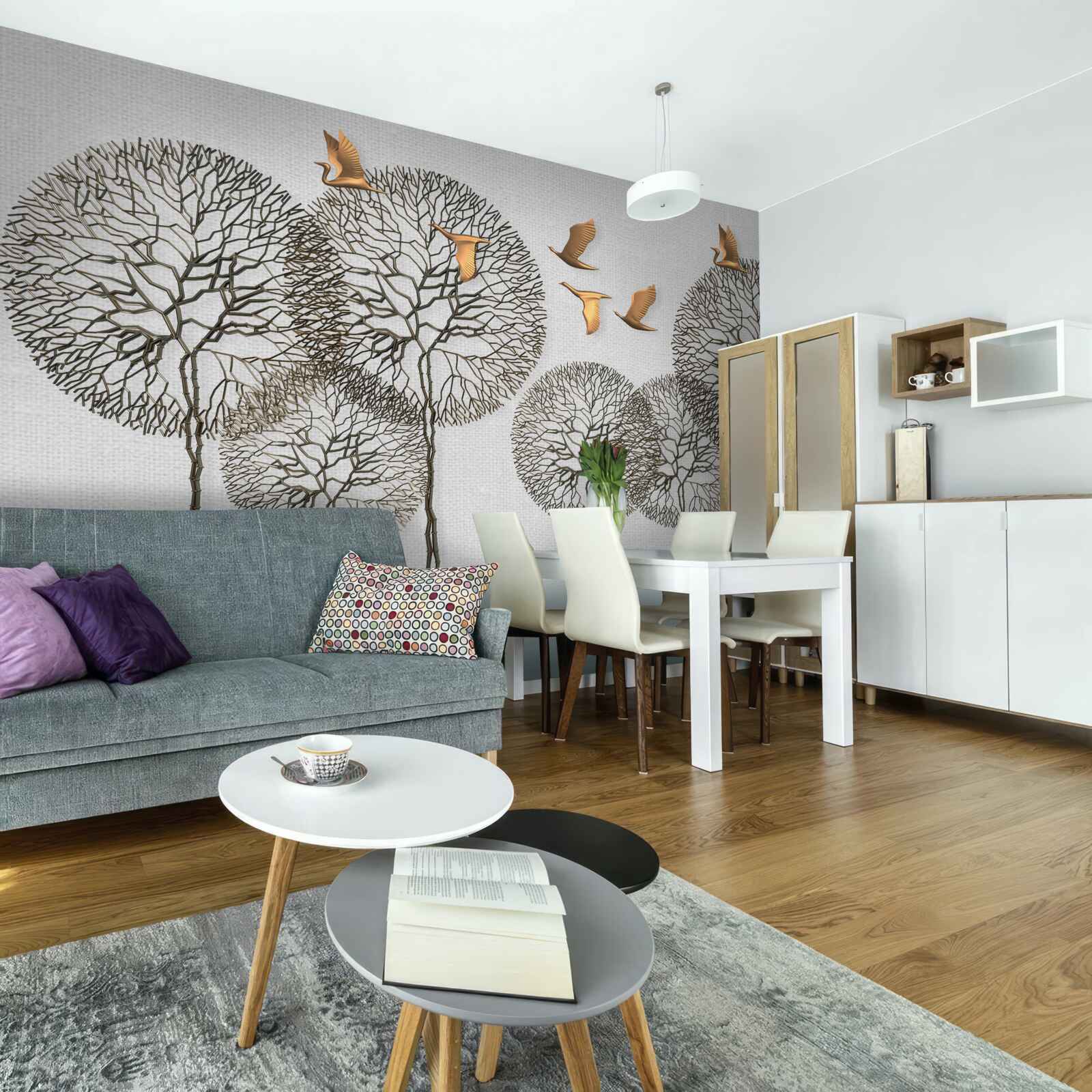 Fotobehang ongewone bolvormige boomformaties en vergulde vogels