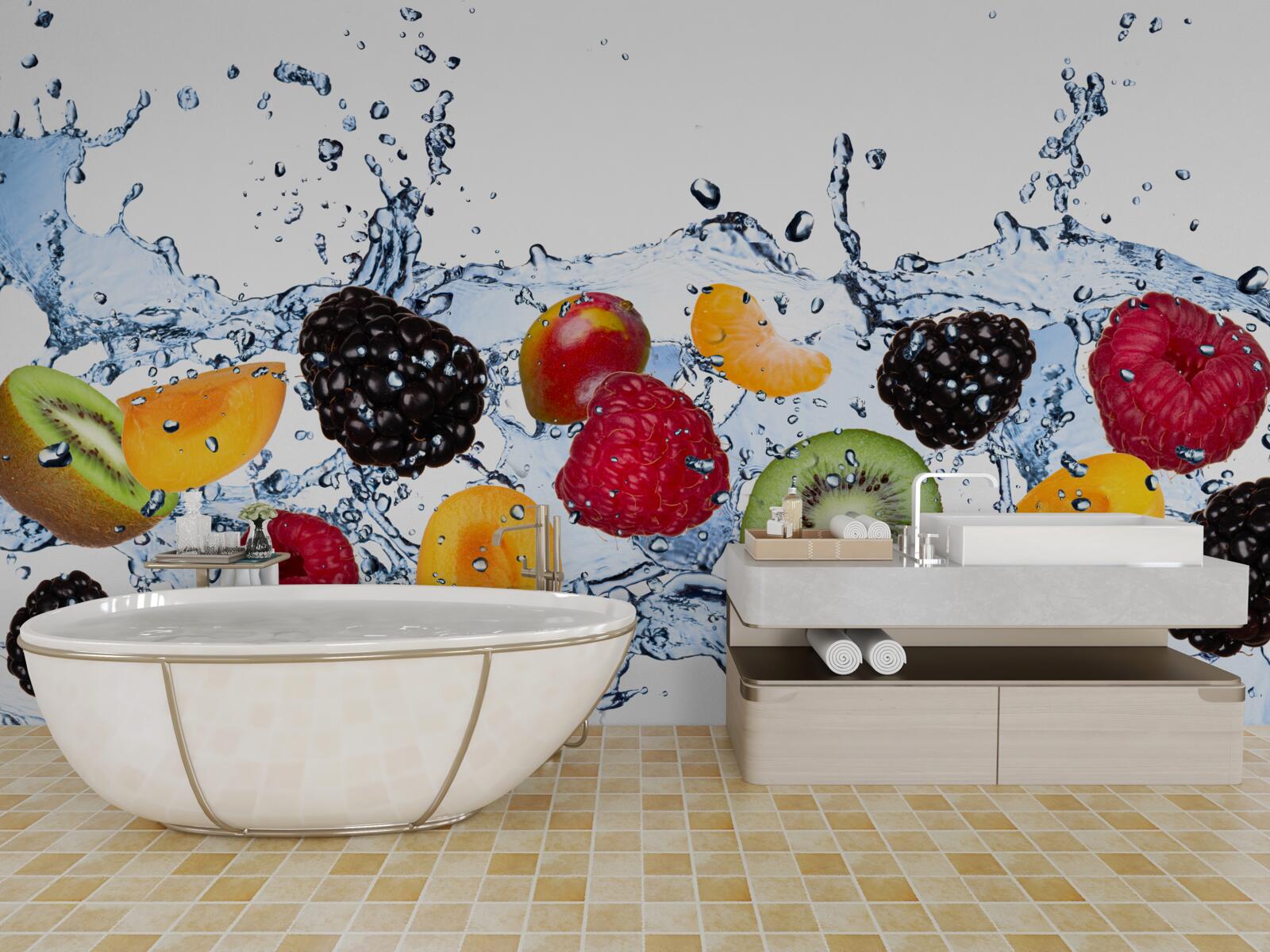 Fotobehang in stukken gesneden en in water drijvend fruit verzadigd was met vocht