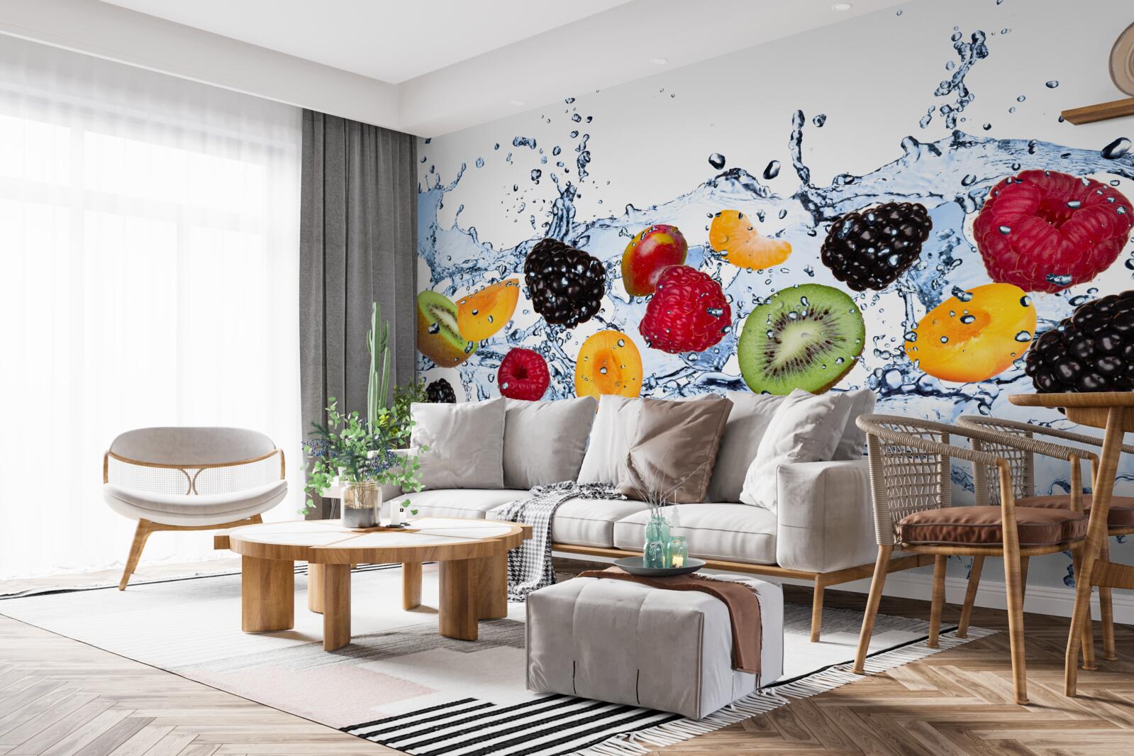 Fotobehang in stukken gesneden en in water drijvend fruit verzadigd was met vocht