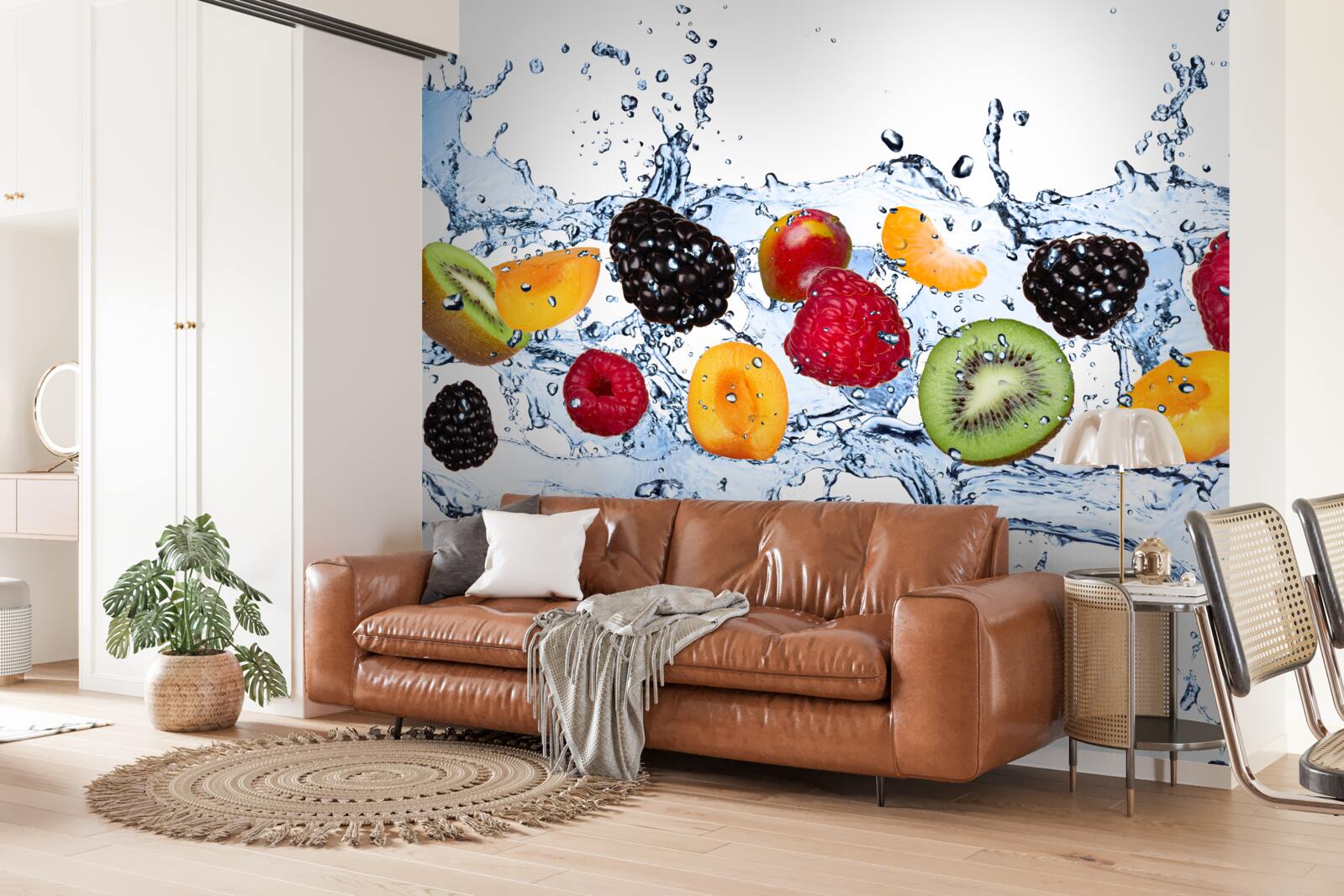 Fotobehang in stukken gesneden en in water drijvend fruit verzadigd was met vocht