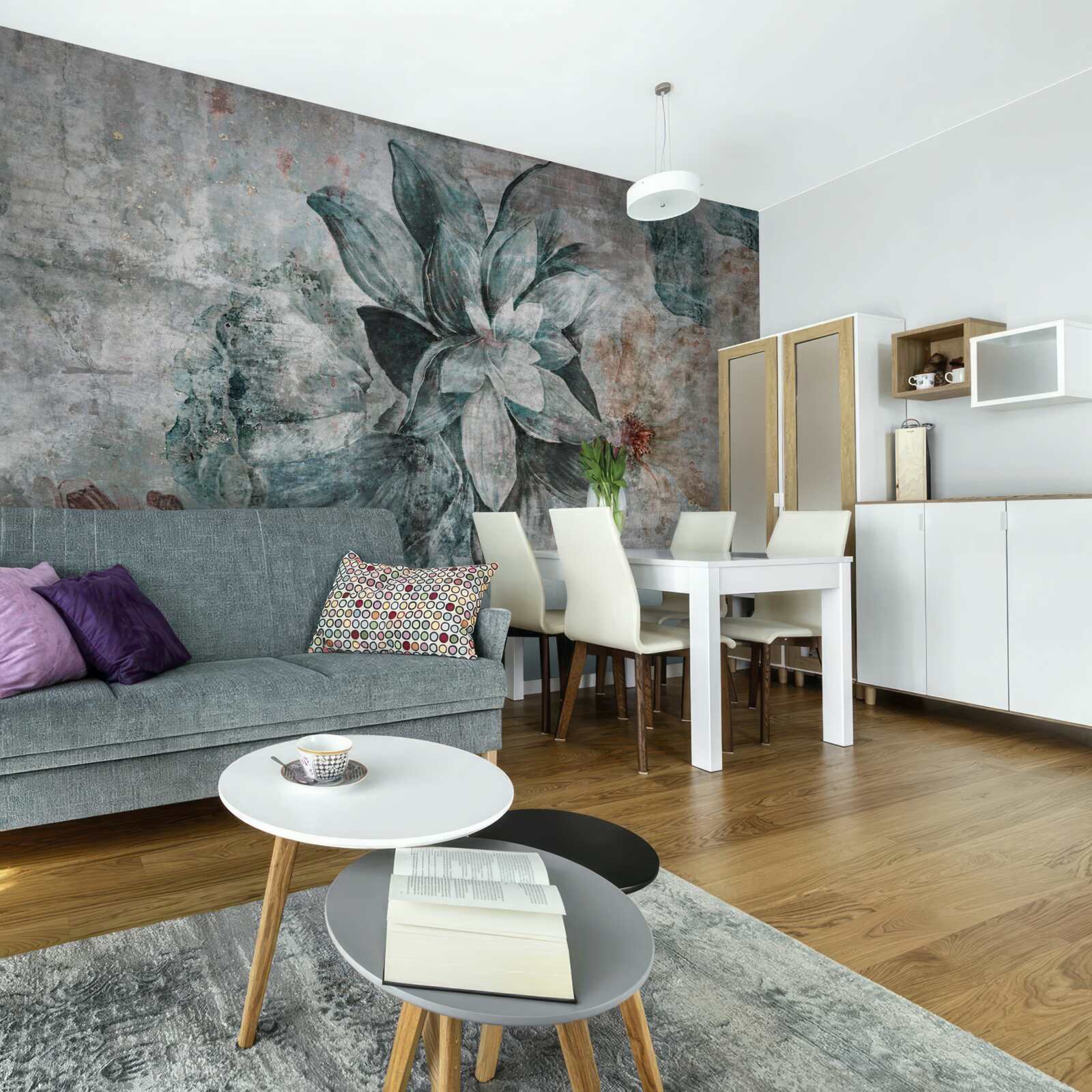 Fotobehang bloeiende planten op een betonnen barrière