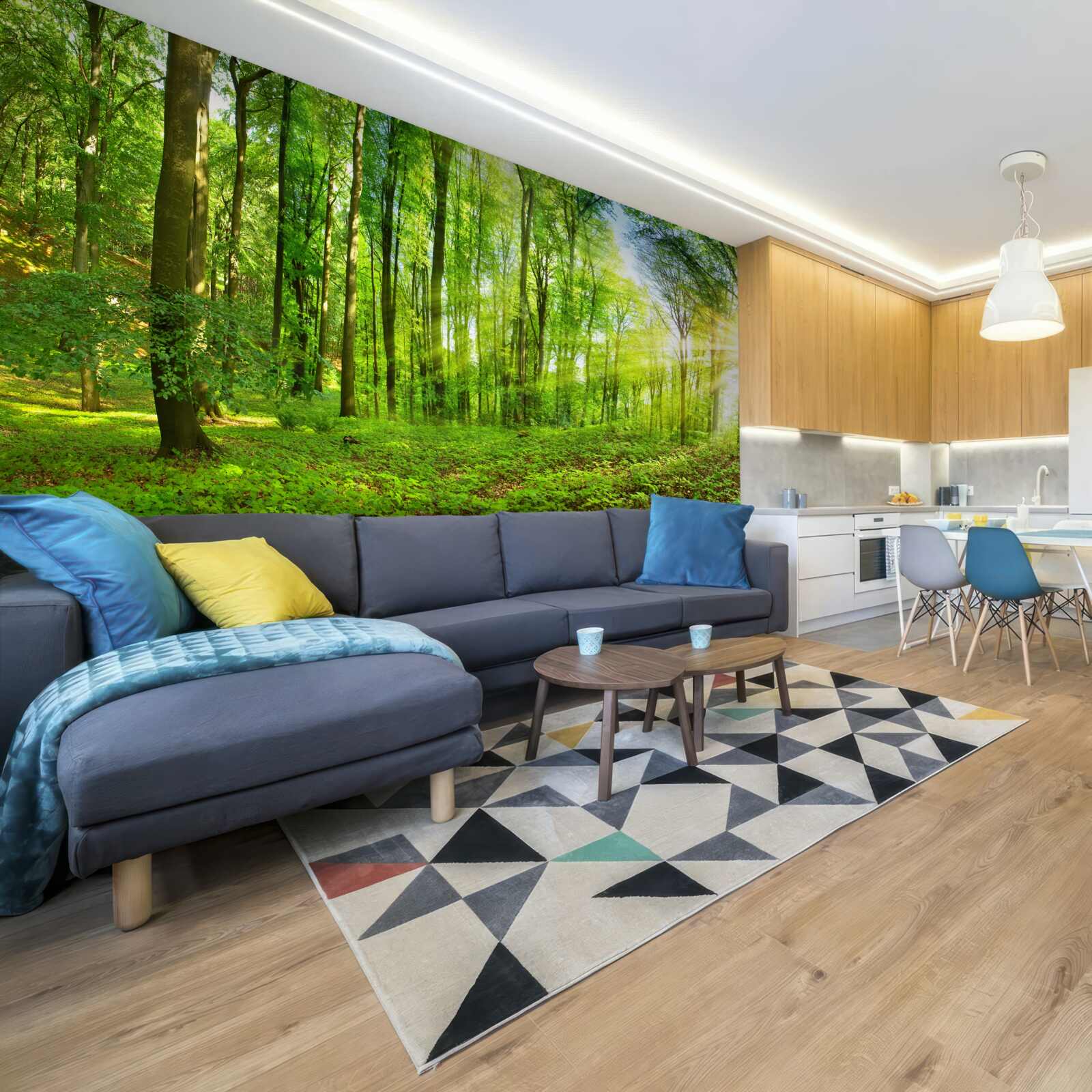 Fotobehang Dageraad in een bos waar groene bladeren heersen