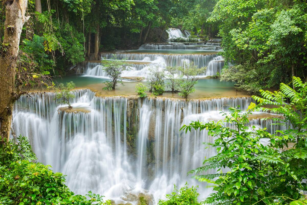 Fotobehang een majestueuze waterval waar het water met een oorverdovend lawaai snel vanaf valt