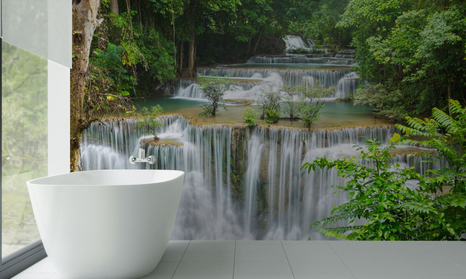 Fotobehang een majestueuze waterval waar het water met een oorverdovend lawaai snel vanaf valt