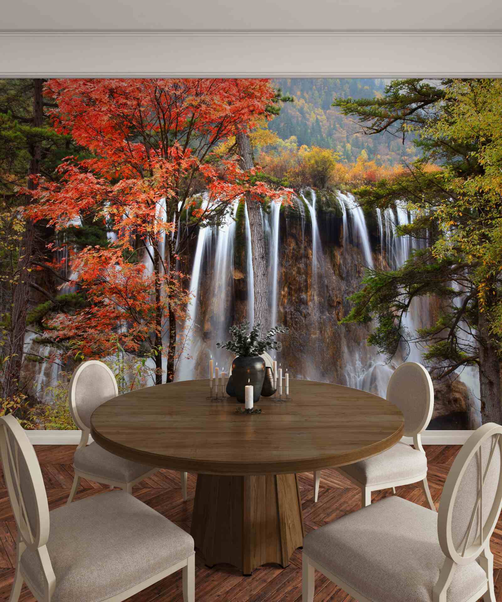 Fotobehang bos bij een krachtige waterval in de herfst