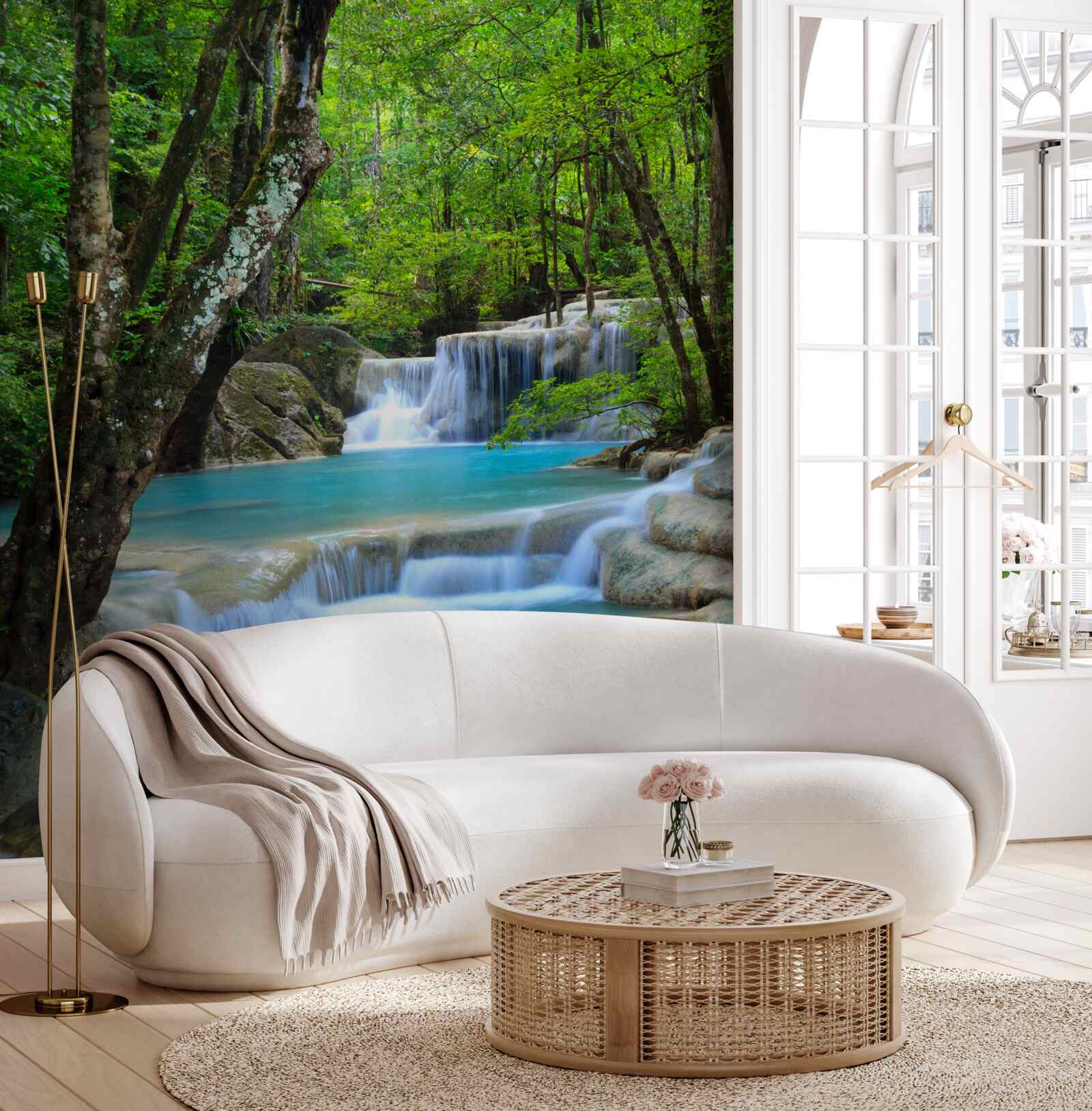 Fotobehang het water van de boswaterval is helder en blauw