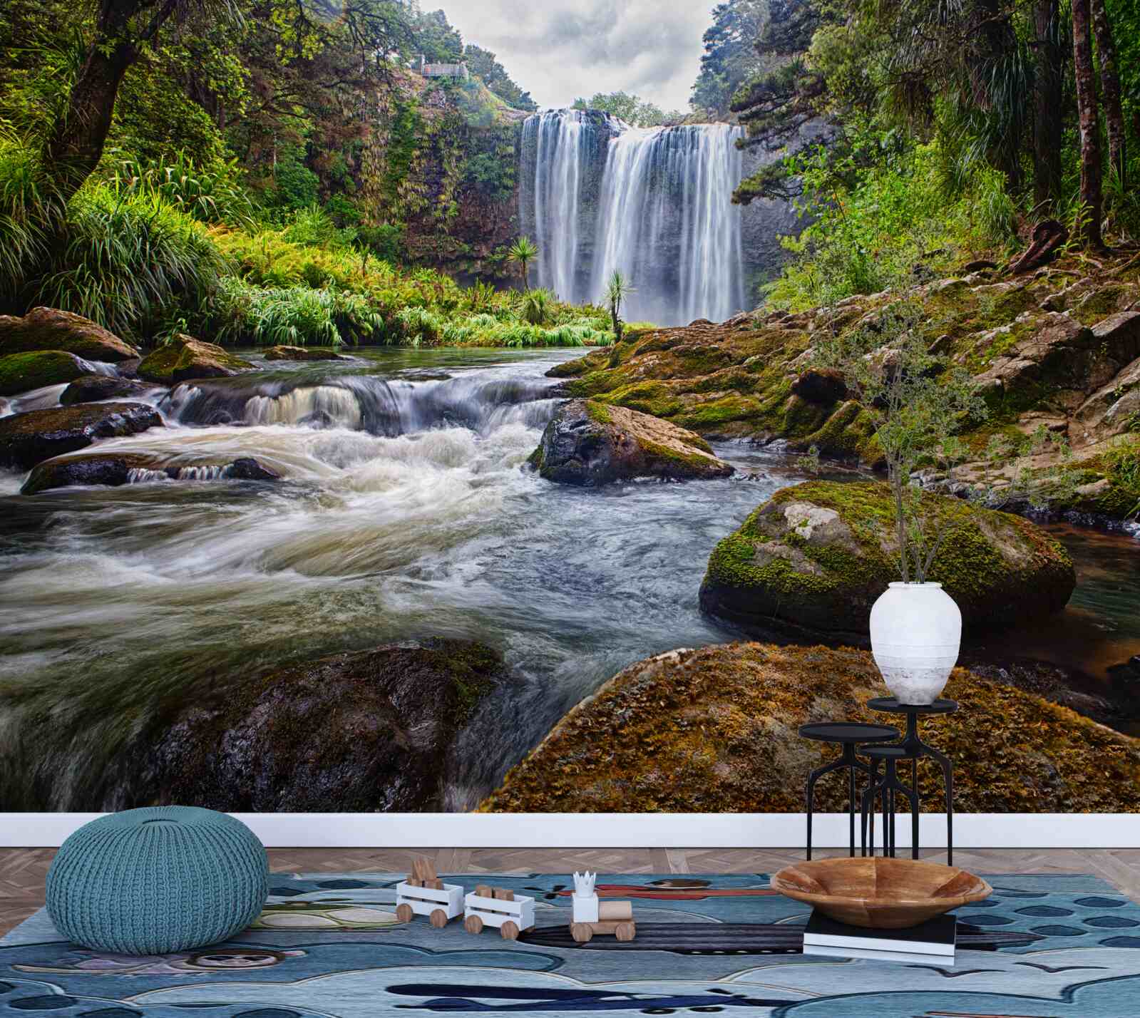 Fotobehang het luide geluid van een waterval die van de top van een berg valt