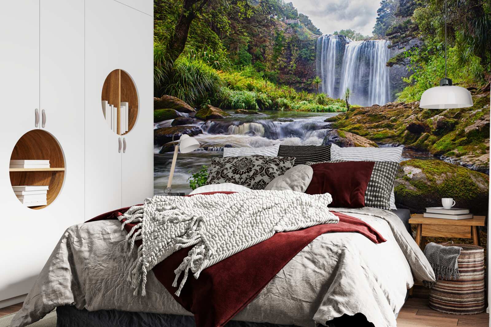 Fotobehang het luide geluid van een waterval die van de top van een berg valt