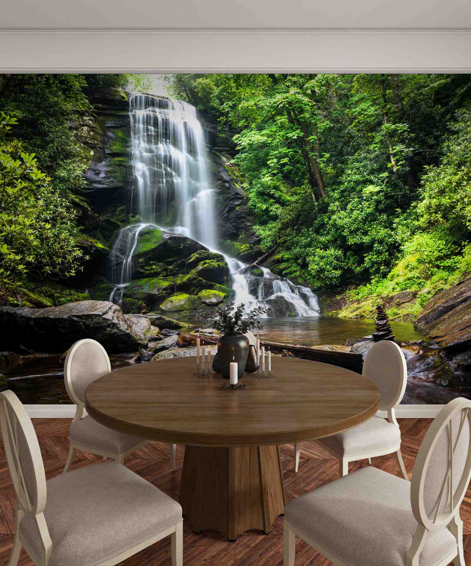 Fotobehang het water van de bergwaterval valt snel in het bos