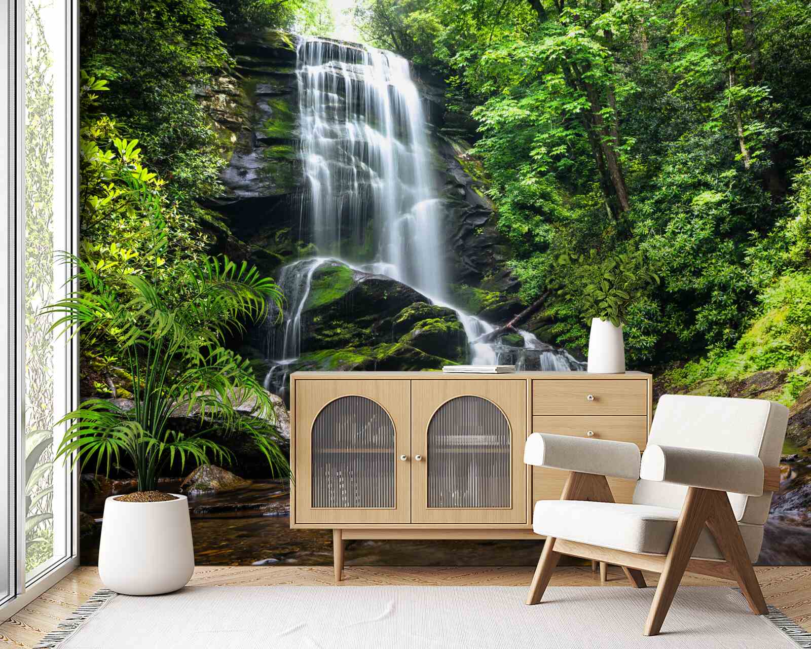 Fotobehang het water van de bergwaterval valt snel in het bos