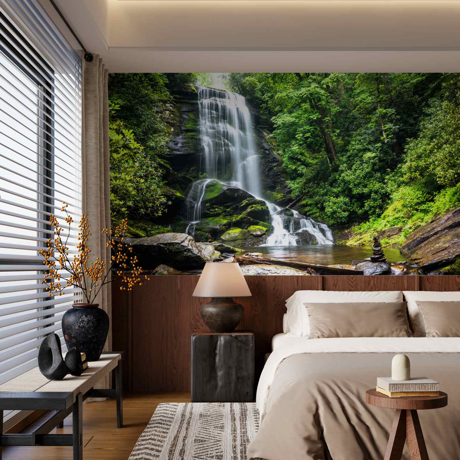 Fotobehang het water van de bergwaterval valt snel in het bos