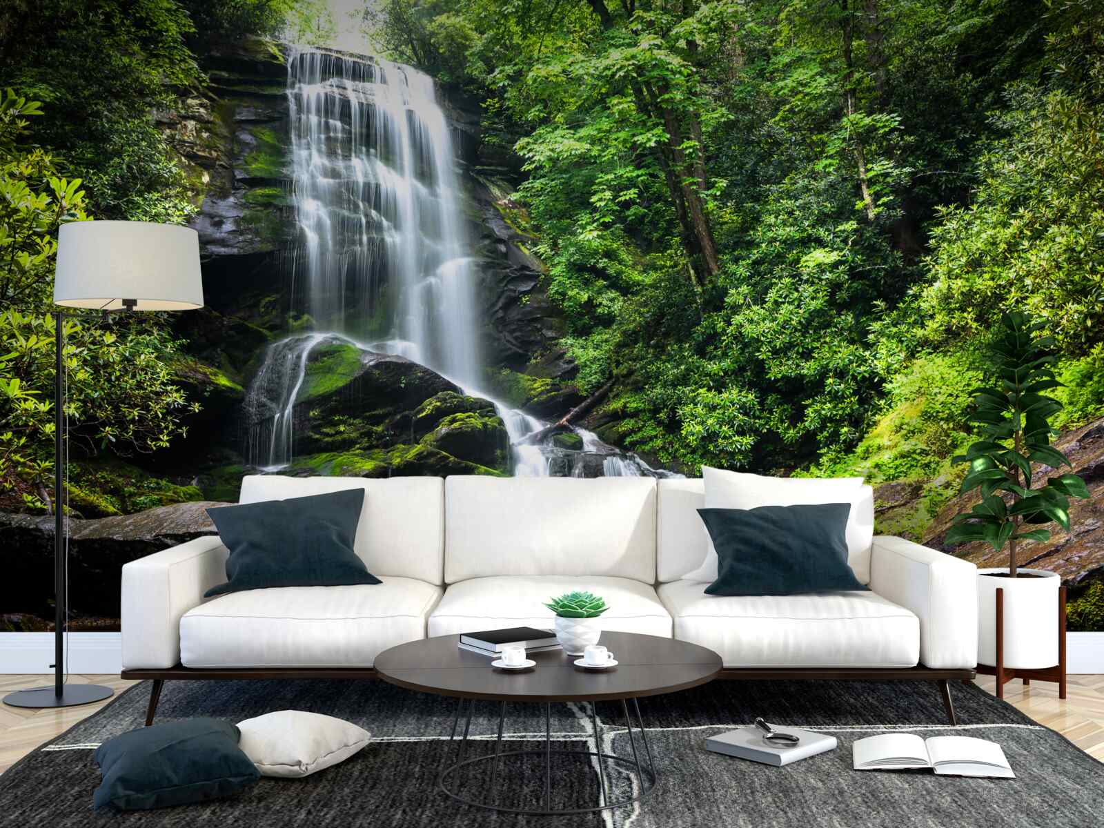 Fotobehang het water van de bergwaterval valt snel in het bos