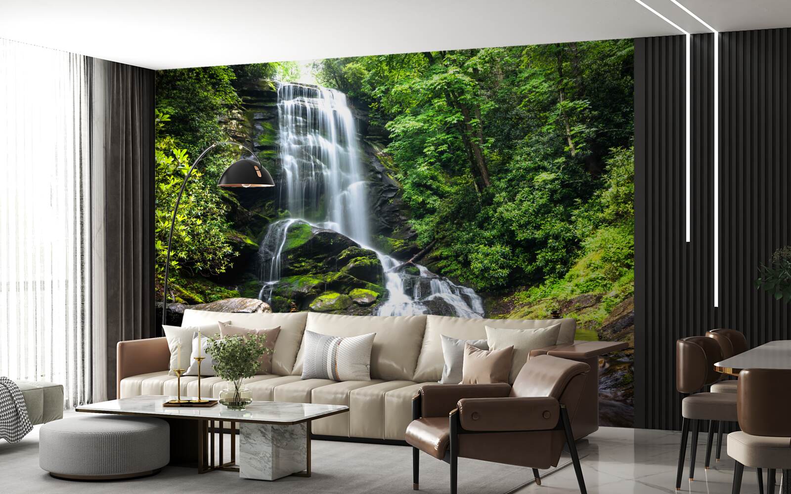 Fotobehang het water van de bergwaterval valt snel in het bos