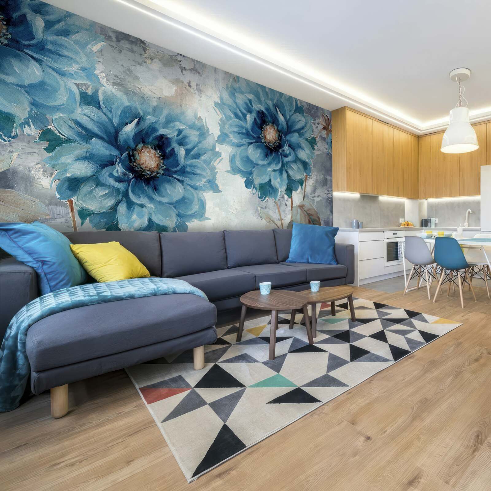 Fotobehang vogels en blauwe bloemen in de stromende zomerregen