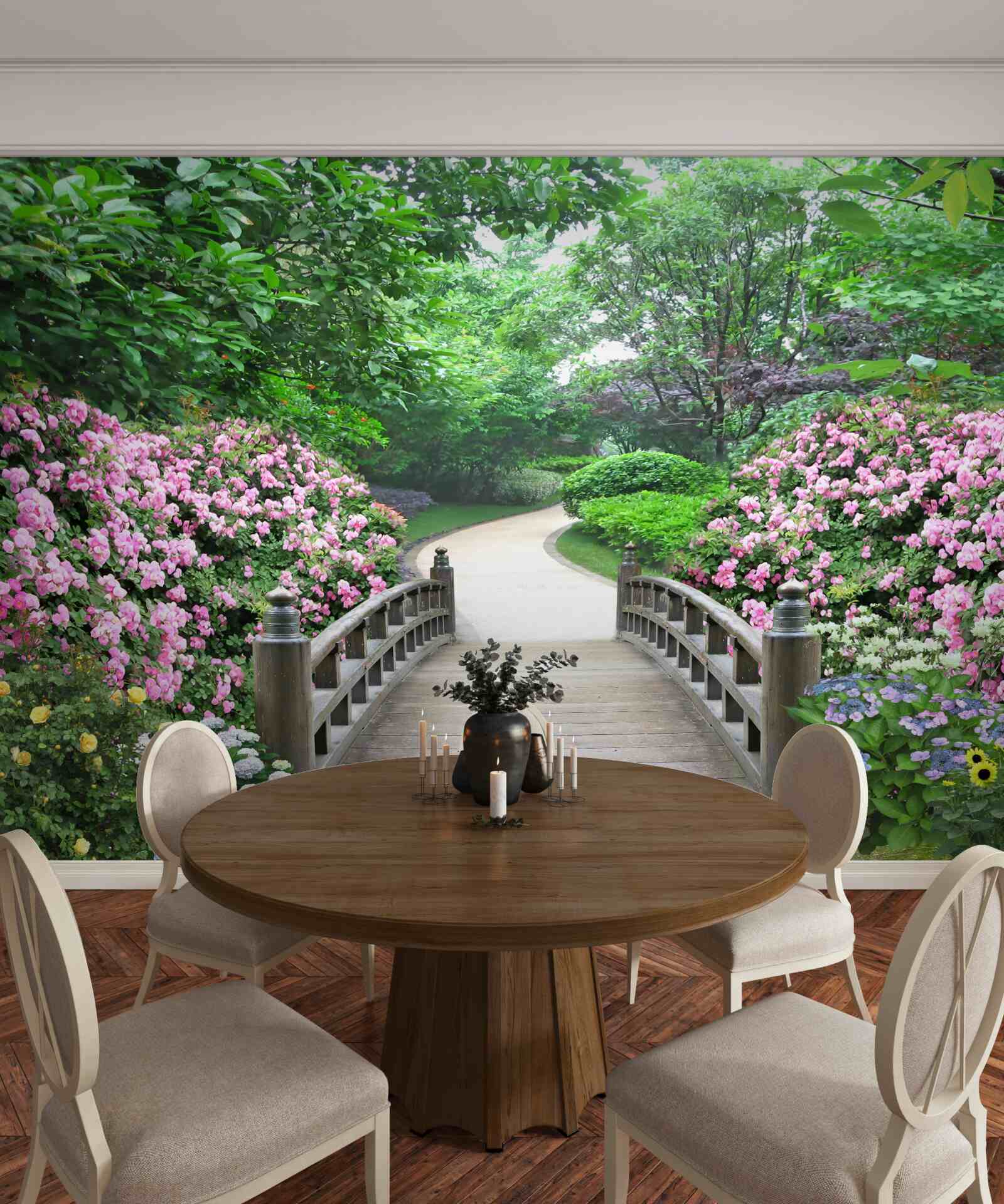 Fotobehang een pittoresk houten bruggetje over een bloeiende boomgaard