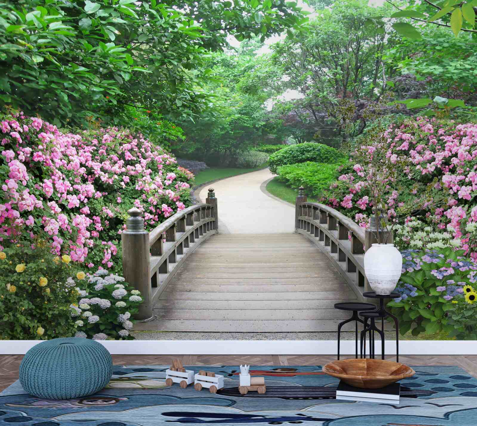 Fotobehang een pittoresk houten bruggetje over een bloeiende boomgaard
