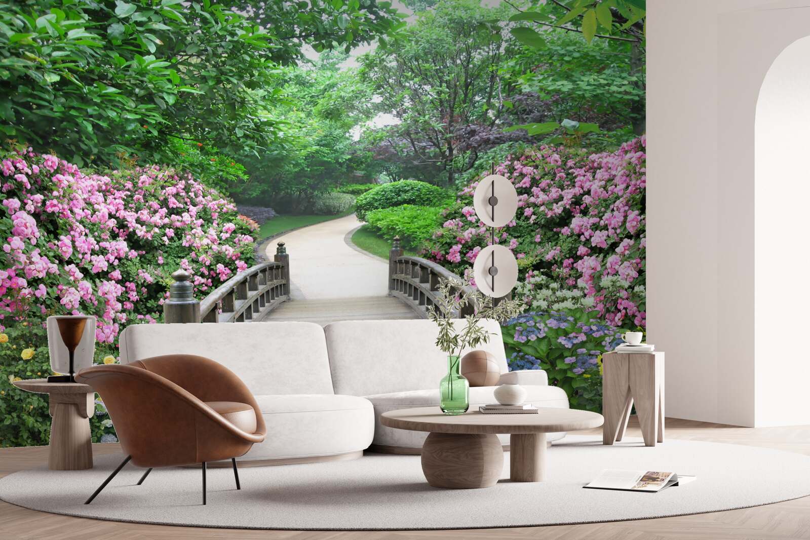 Fotobehang een pittoresk houten bruggetje over een bloeiende boomgaard