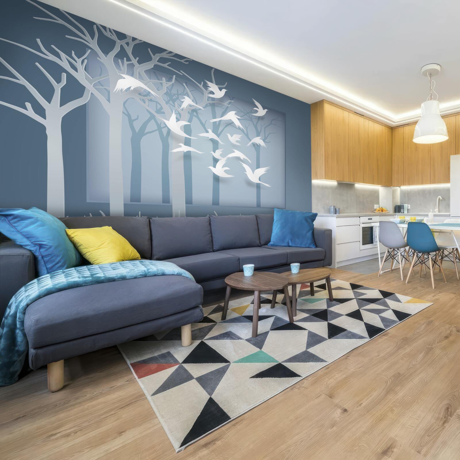 Fotobehang een groep lichte vogels doorkruist de hemel boven het nachtelijke struikgewas