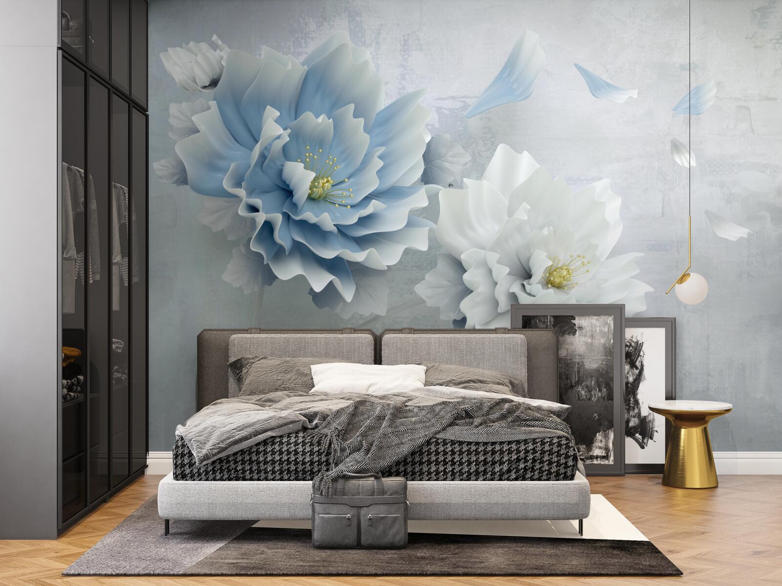 Fotobehang abstract beeld van een witte en blauwe bloem tegen een bergachtergrond