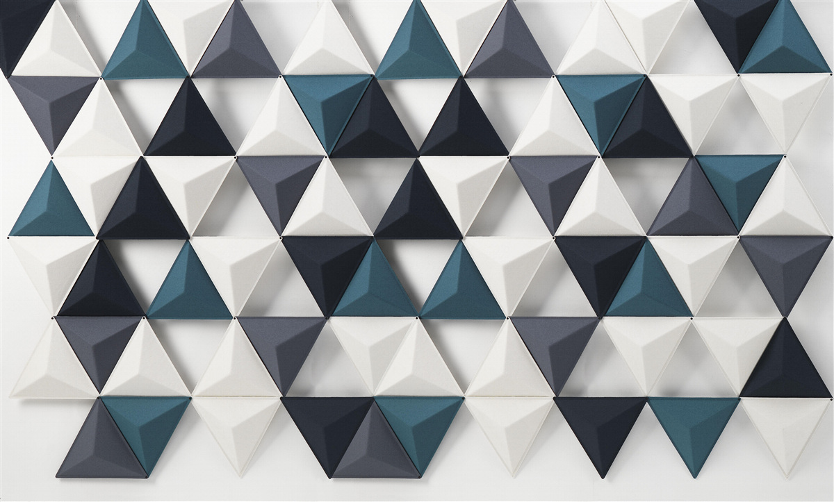 Fotobehang volumetrische driehoeken in witte en smaragdgroene tinten
