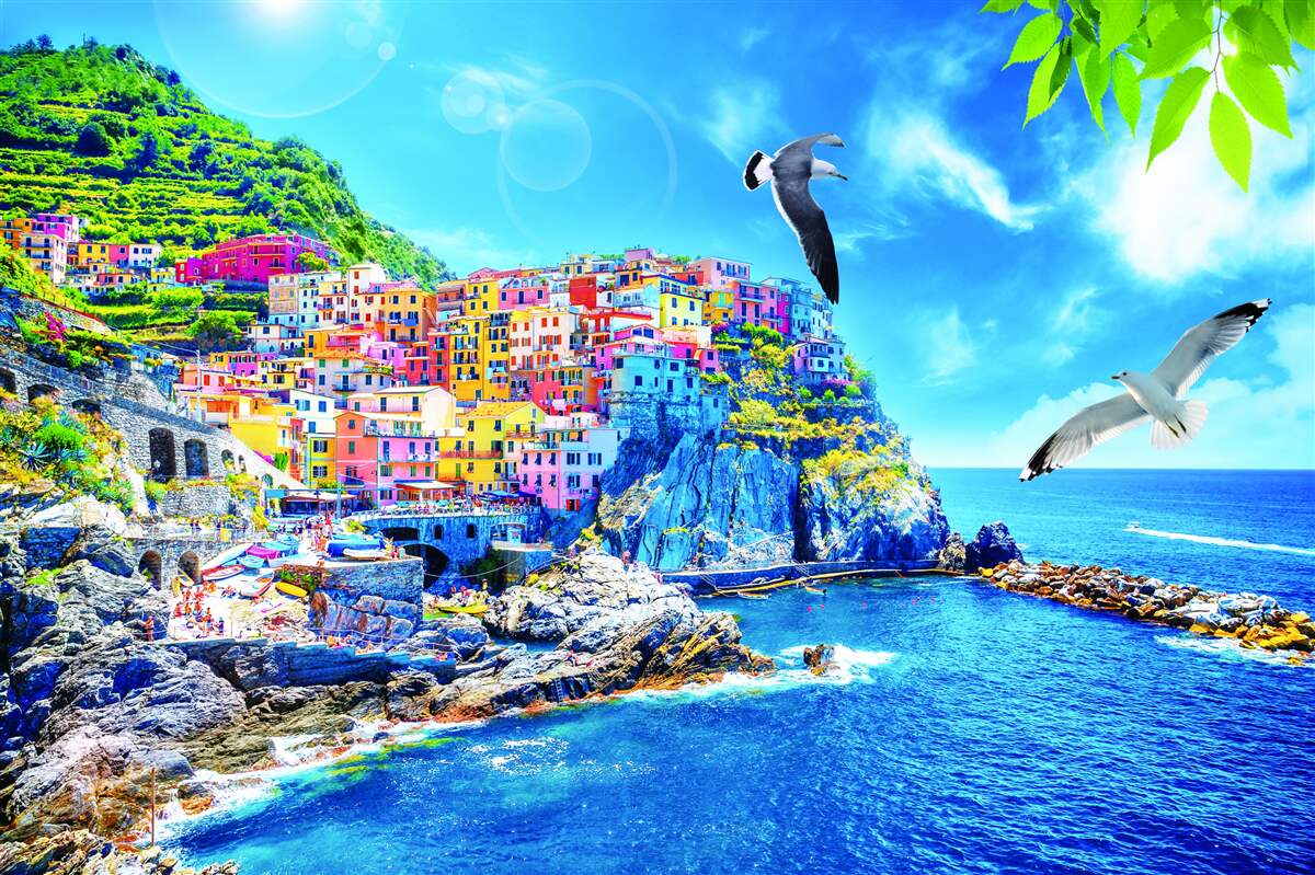 Fotobehang klein stadje aan zee, op prachtige kliffen, badend in helder licht