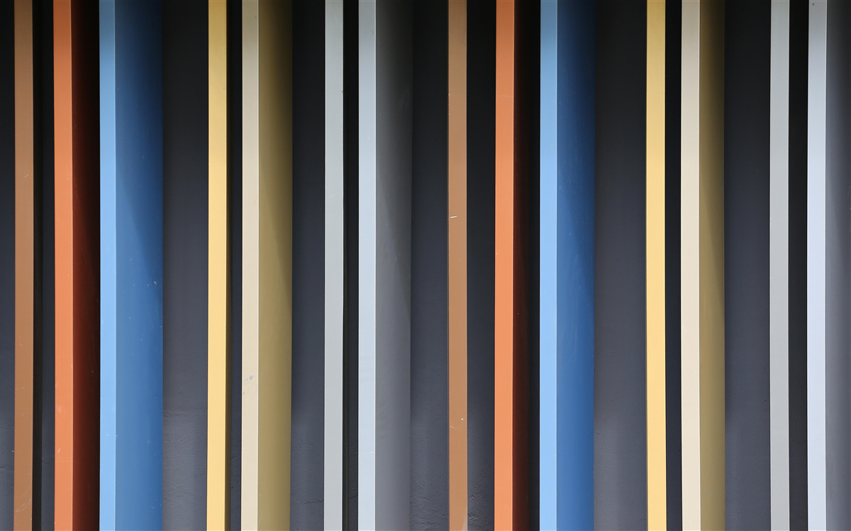 Fotobehang felgekleurde lijnen die verticaal lopen