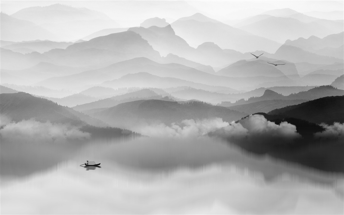 Fotobehang visser keert terug over misty mountain lake