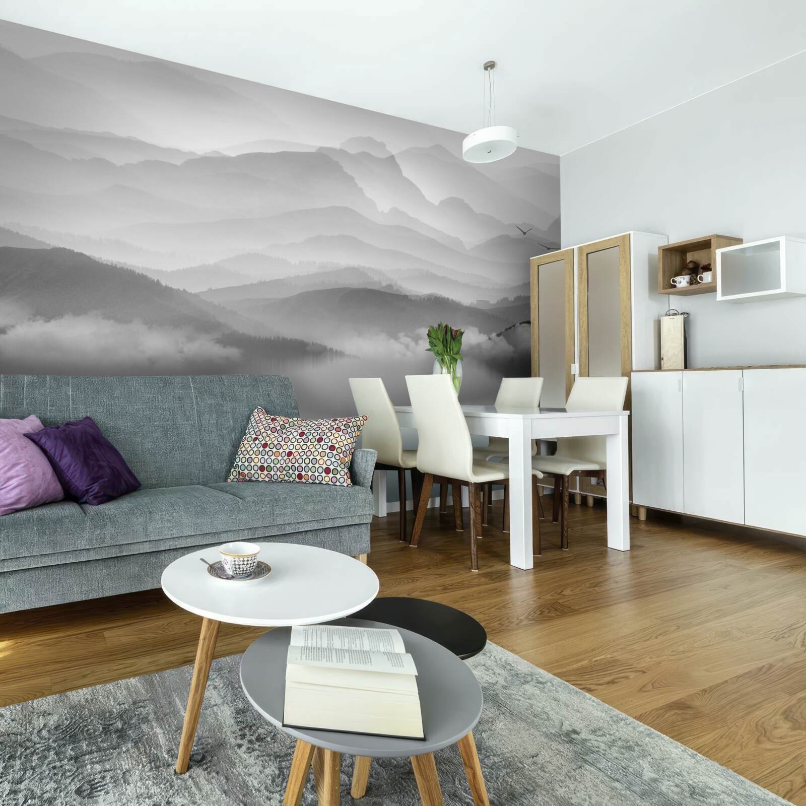 Fotobehang visser keert terug over misty mountain lake