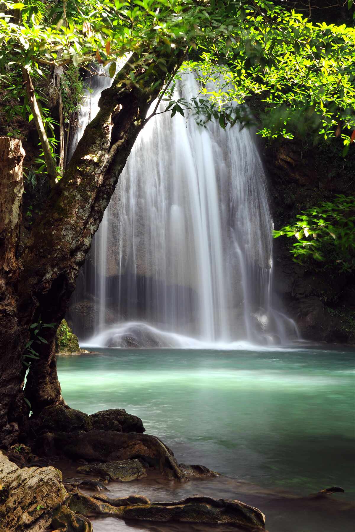 Fotobehang erawan, een waterval in het bosgebied van thailand, ligt in kanchanaburi