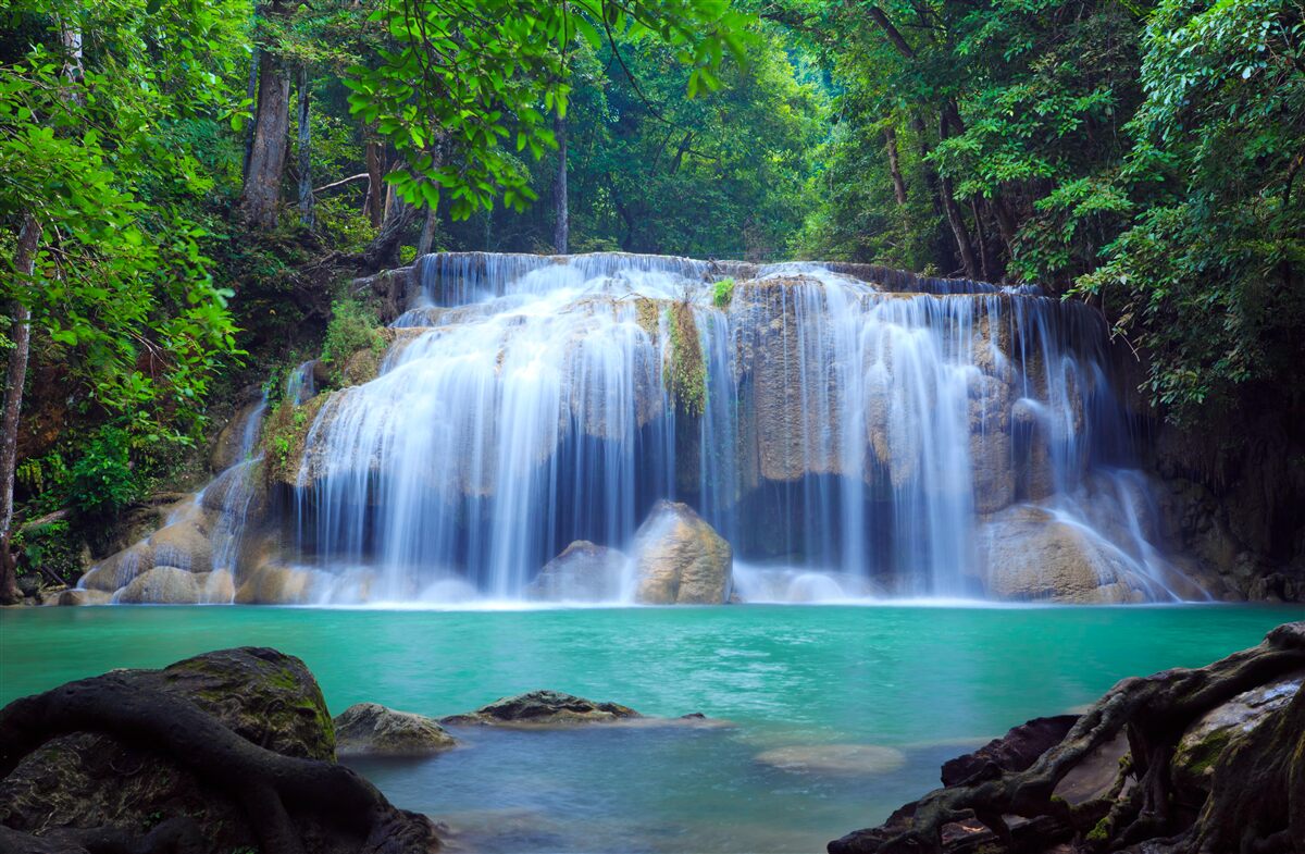 Fotobehang erawan waterval in kanchanaburi, thailand