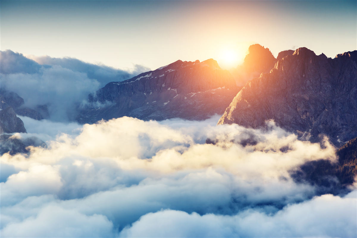 Fotobehang zonsondergang in een berglandschap
