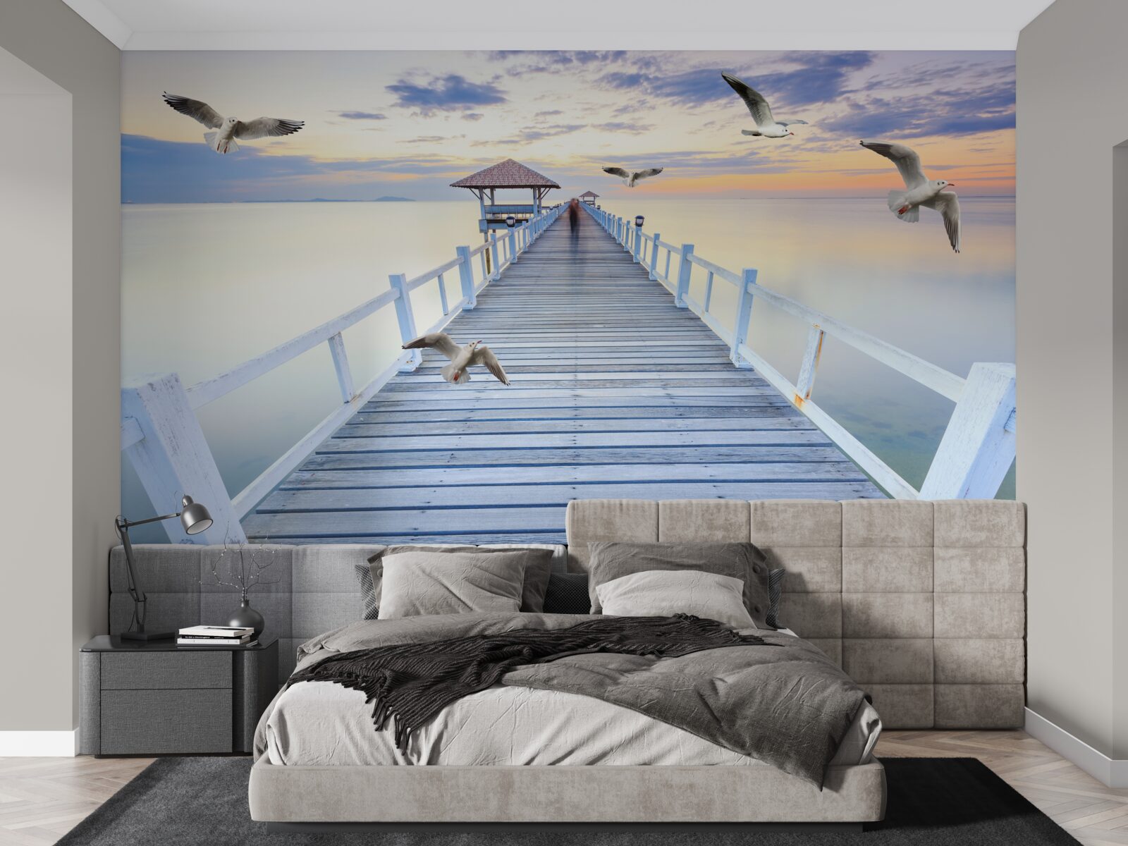 Fotobehang houten pier en passerende meeuwen