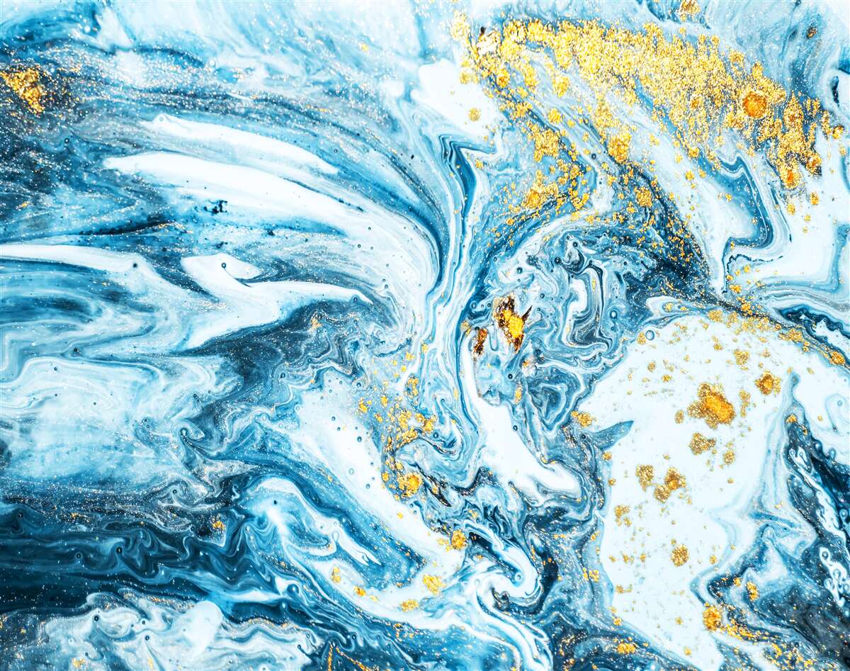 Fotobehang koud, modderig water met sneeuw