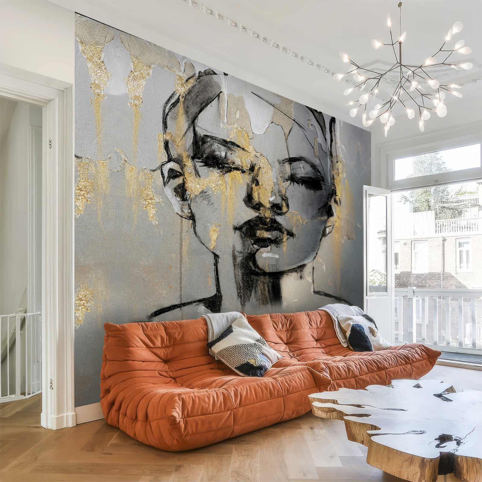 Fotobehang meisje tekent een abstractie met zwarte verf