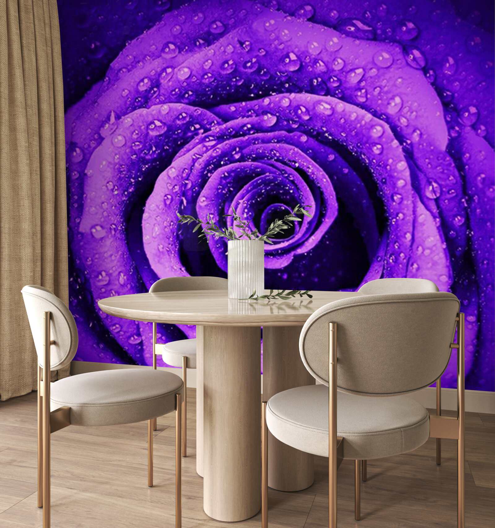 Fotobehang een close-up van een paarse roos bedekt met regendruppels