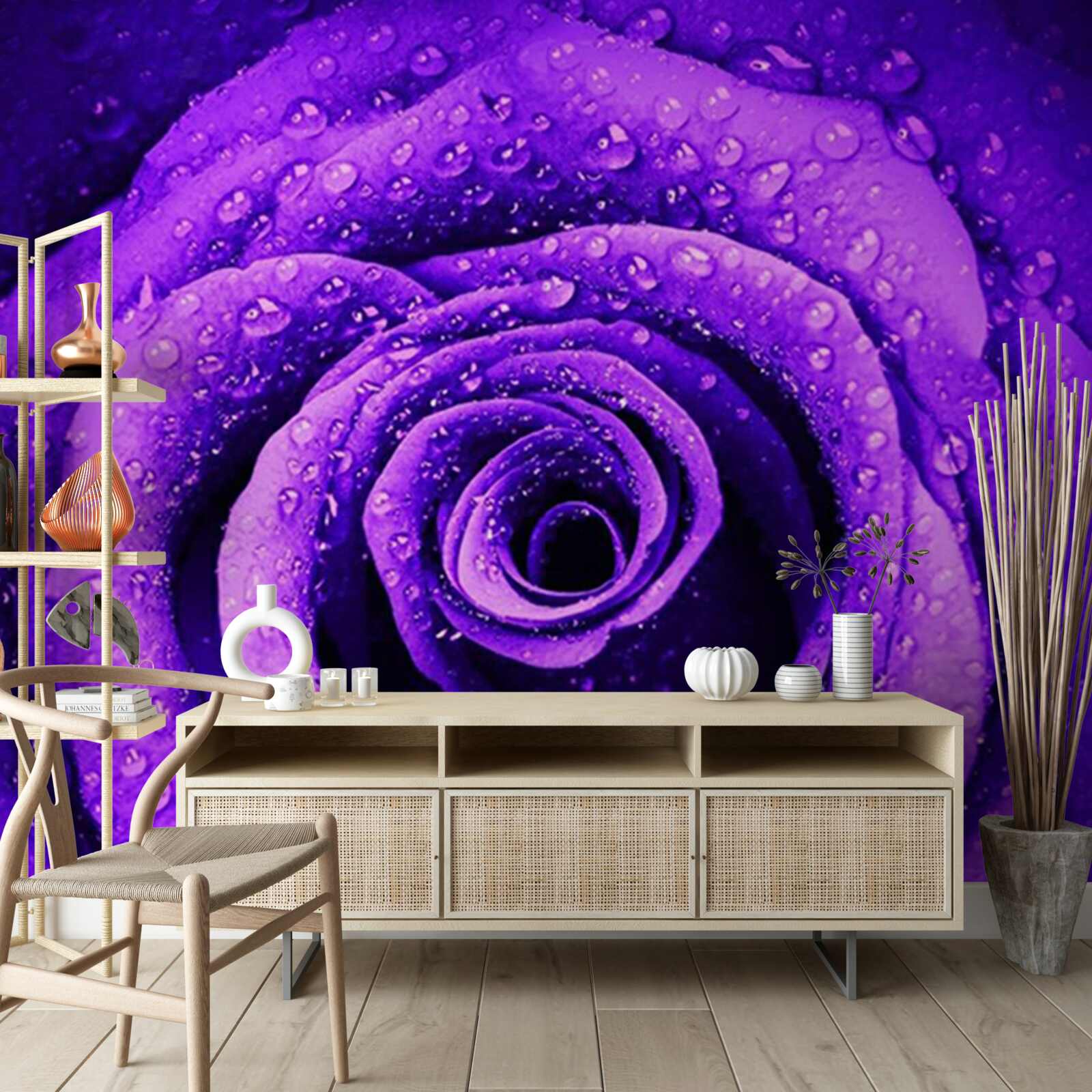 Fotobehang een close-up van een paarse roos bedekt met regendruppels