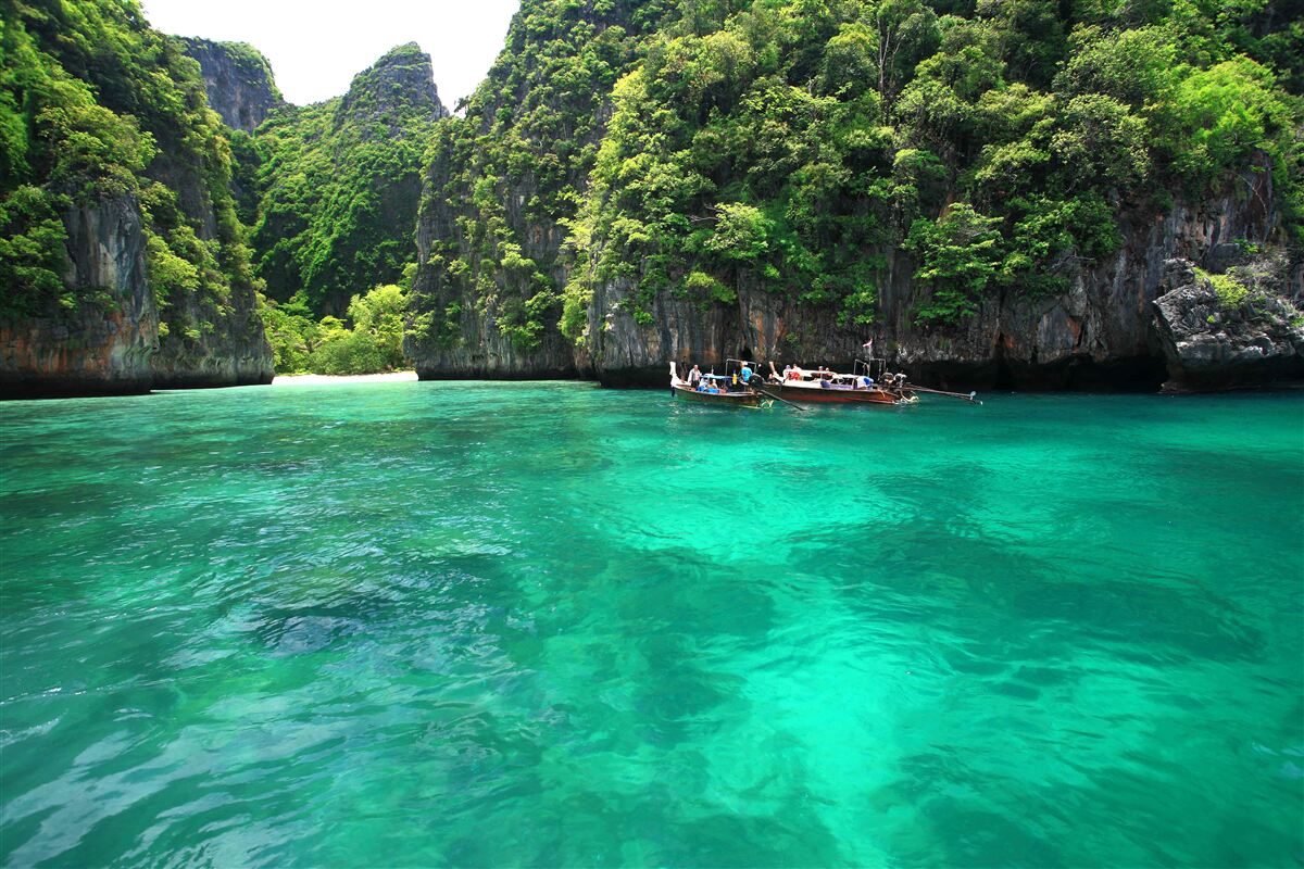 Fotobehang turquoise wateren en smaragdgroene bergeilanden
