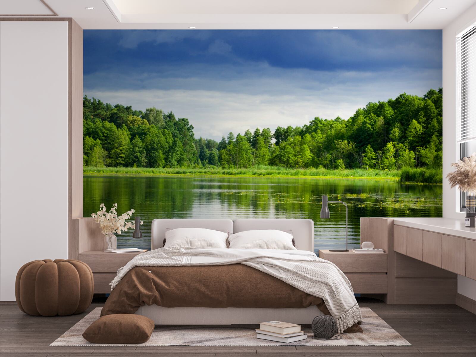 Fotobehang weelderig smaragdgroen bos bij een rustig waterlichaam