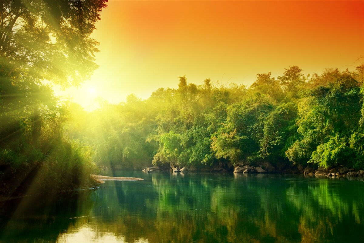 Fotobehang heldere dageraad over het kalme wateroppervlak