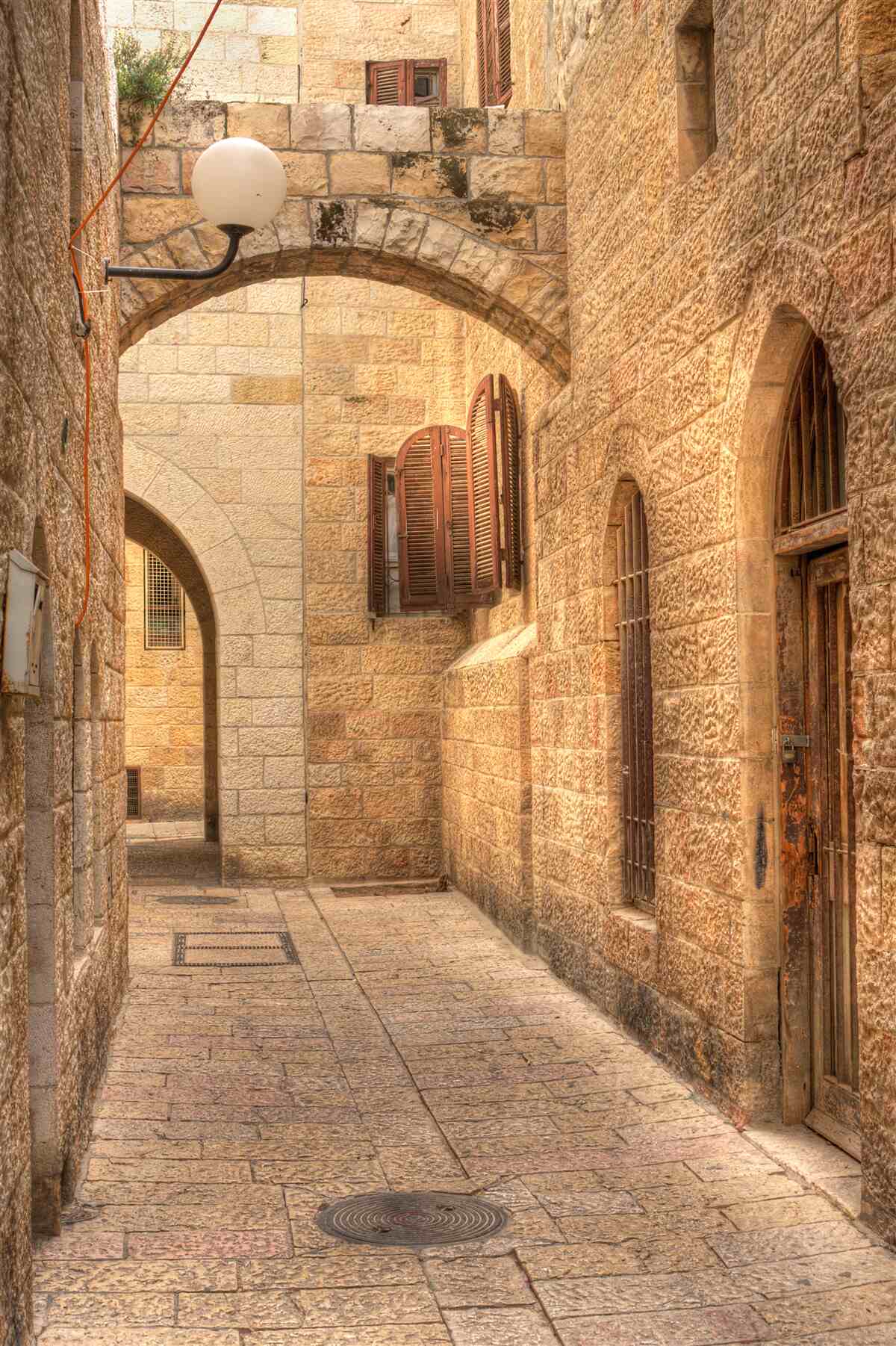 Fotobehang stenen boog in het historische deel van de stad